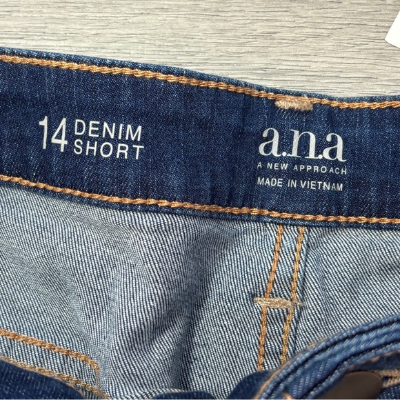 a.n.a. Mid-Rise Shortie Denim Short with Belt - size 14 NWT - Picture 4 of 6